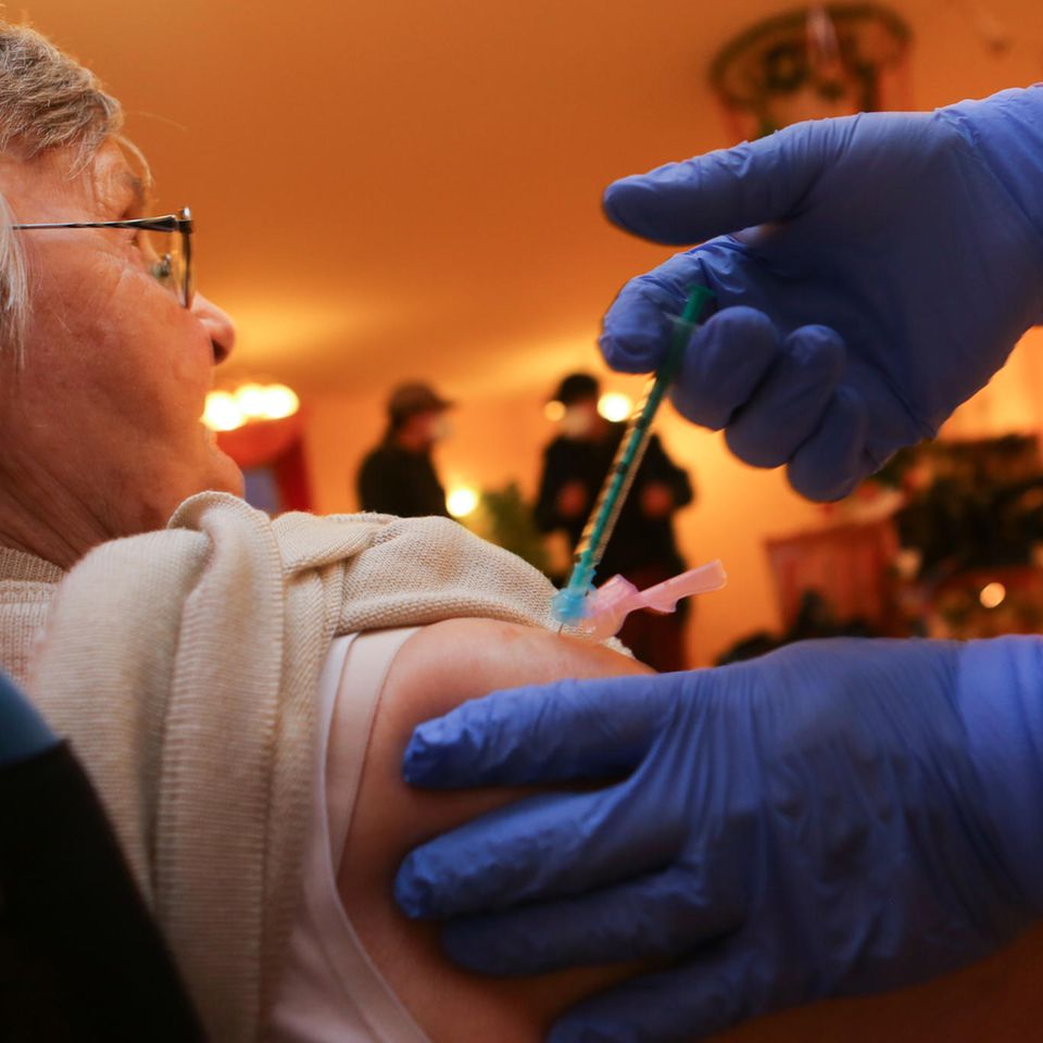 27. Dezember 2020: In der Bundesrepublik beginnen offiziell die Impfungen – zuerst für Menschen über 80 Jahre, Pflegeheimbewohner sowie Pflegekräfte und besonders gefährdetes Krankenhauspersonal.