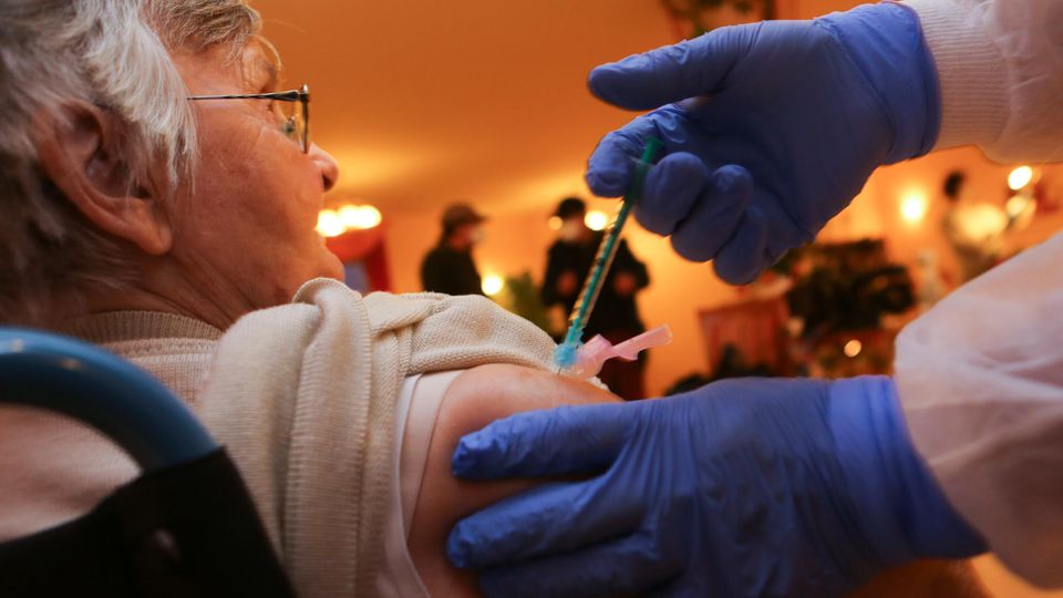 27. Dezember 2020: In der Bundesrepublik beginnen offiziell die Impfungen – zuerst für Menschen über 80 Jahre, Pflegeheimbewohner sowie Pflegekräfte und besonders gefährdetes Krankenhauspersonal.