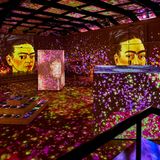 Bunte Farbe, aufwendige Muster, dazu das Porträt Frida Kahlos: Die Welt der mexikanischen Malerin wird aus Millionen Pixel erzeugt. Die Besucher der Ausstellung "Viva Frida Kahlo" erhalten einen 360 Grad-Blick. Ein aufwendiger Kulissenbau ist nicht nötig. In den Ausstellungshallen werden die Bilder auf  Projektionsflächen erzeugt. Meist reichen kleine Sitz-Inseln für die Besucher.