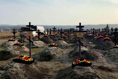 Leichen gefallener Wagner-Soldaten füllen diesen russischen Friedhof