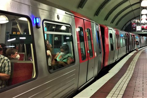 U-Bahn hält am Hamburger Hauptbahnhof