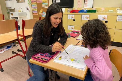 Übersetzerin der Kulturen: Eylem Emir in der Schule