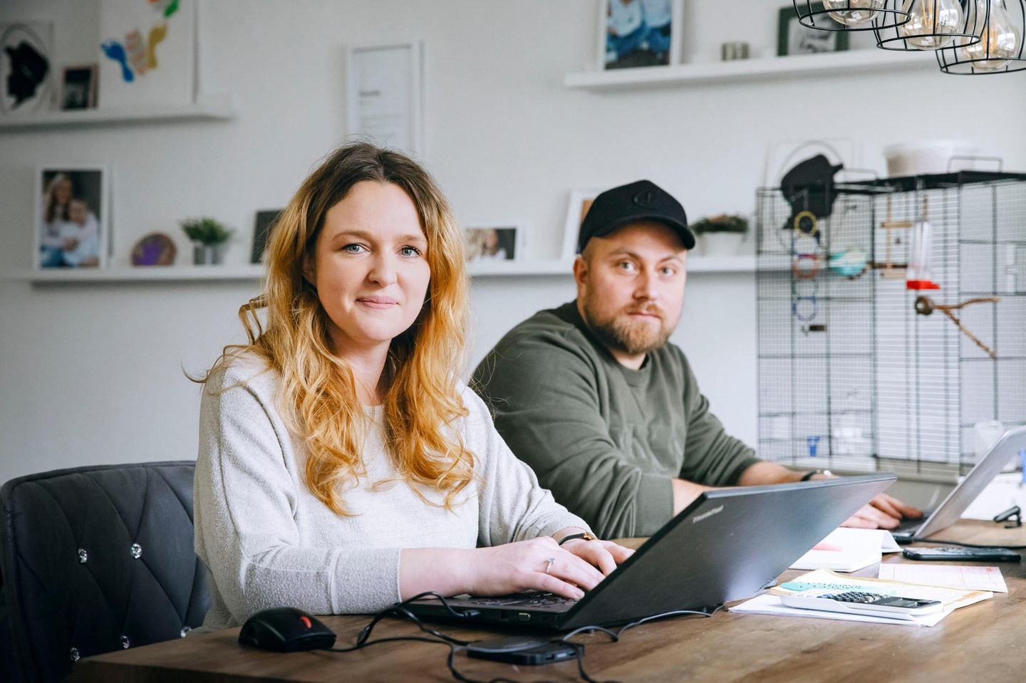 Ein junges Paar vor ihren Laptops
