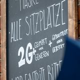 7. Januar 2022: Bund und Länder beschließen die 2G-Plus-Regel für Restaurants, Cafés und Kneipen. In einigen Bundesländern gilt diese bereits. Geimpfte und Genesene müssen demnach einen tagesaktuellen negativen Corona-Test oder eine Auffrischungsimpfung vorweisen.