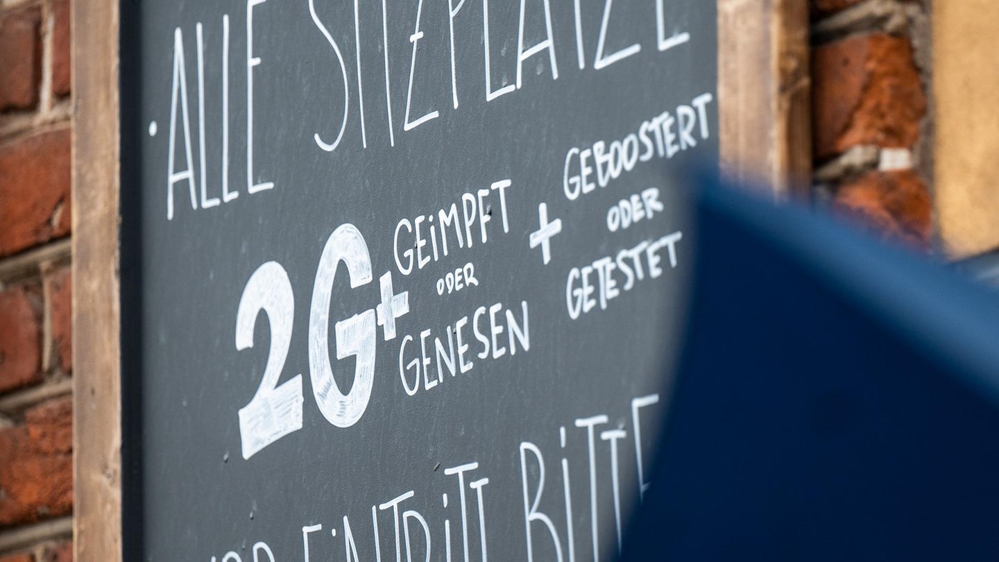 7. Januar 2022: Bund und Länder beschließen die 2G-Plus-Regel für Restaurants, Cafés und Kneipen. In einigen Bundesländern gilt diese bereits. Geimpfte und Genesene müssen demnach einen tagesaktuellen negativen Corona-Test oder eine Auffrischungsimpfung vorweisen.