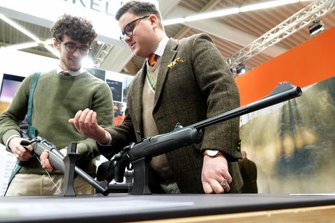 Messebesucher auf der Jagd und Hund