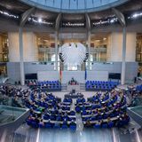 Die Abgeordneten verfolgen die Debatte im Plenum im Bundestag