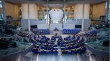 Die Abgeordneten verfolgen die Debatte im Plenum im Bundestag