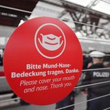 Aufkleber am Zug: "Bitte Mund-Nasen-Bedeckung tragen"
