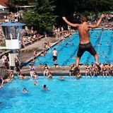 Menschen im Freibad