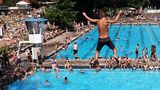 Menschen im Freibad