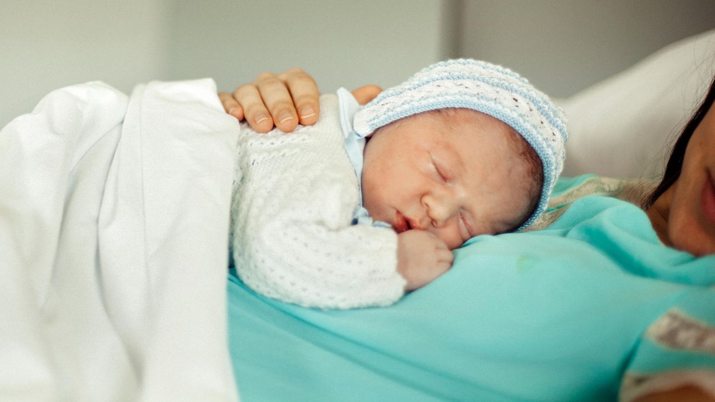 Eine Hochschwangere liegt mit Wehen in einem Krankenbett