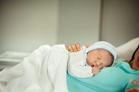 Eine Hochschwangere liegt mit Wehen in einem Krankenbett