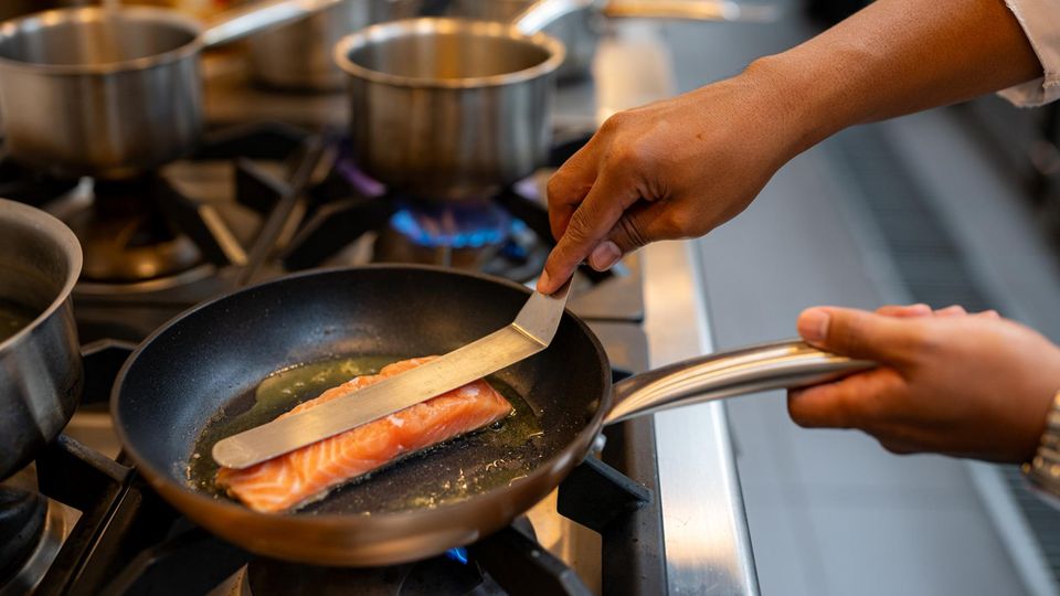 Deals des Tages bei Amazon und Co.: WMF-Pfanne zum Bestpreis (Symbolbild)