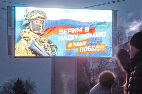 Plakat im russisch besetzten Luhansk:  Von Krieg reden darf man in Russland nicht.