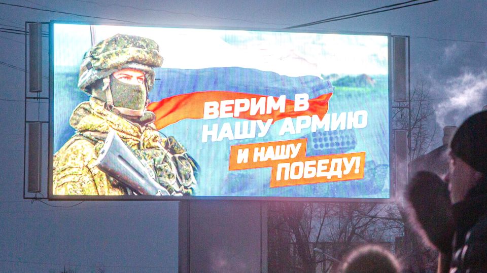 Plakat im russisch besetzten Luhansk:  Von Krieg reden darf man in Russland nicht.