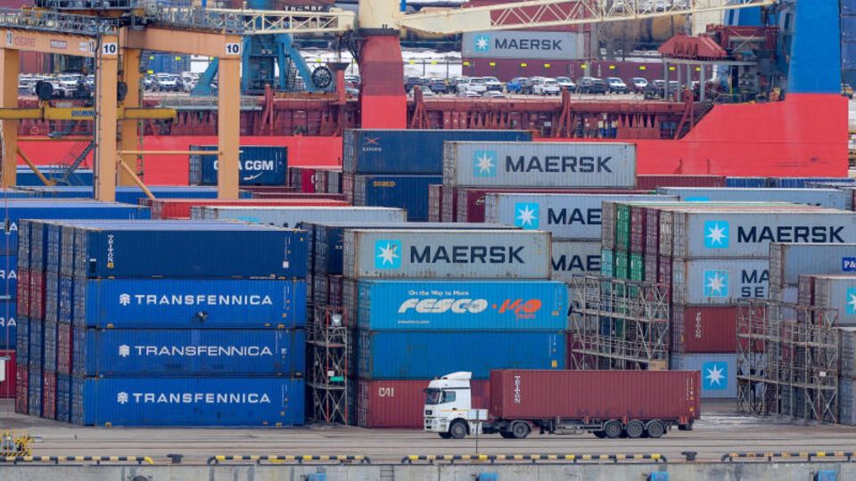 Container liegen im Hafen von St. Petersburg