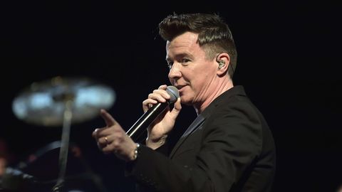 Rick Astley bei einem Auftritt in Paris
