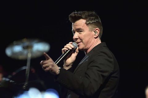 Rick Astley bei einem Auftritt in Paris