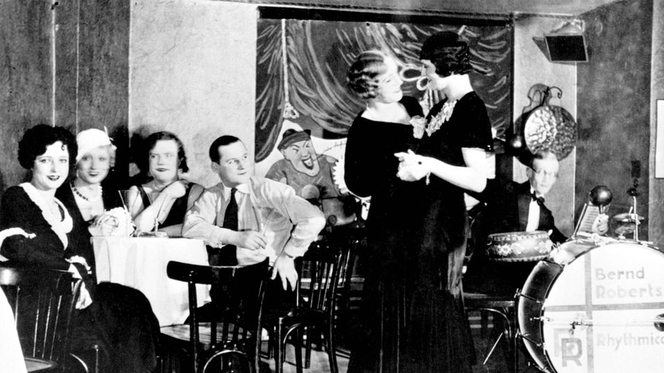 Ein queeres Paar tanzt auf einer Party im Club "Eldorado" in Berlin, aufgenommen 1926 Ein queeres Paar tanzt auf einer Party im Club "Eldorado" in Berlin, aufgenommen 1926
