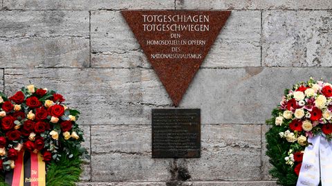 Die Gedenktafel "Rosa Winkel" am Nollendorfplatz in Berlin für die im Nationalsozialismus verfolgten Homosexuellen