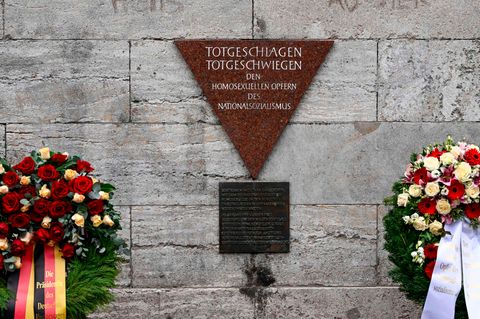 Die Gedenktafel "Rosa Winkel" am Nollendorfplatz in Berlin für die im Nationalsozialismus verfolgten Homosexuellen