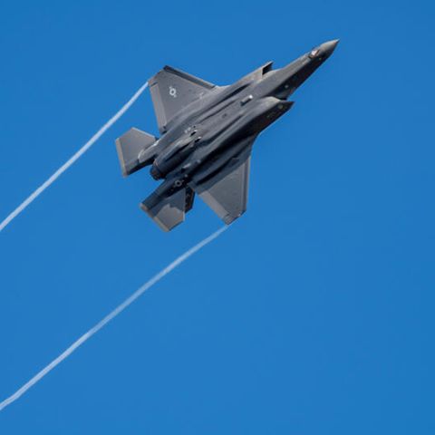Ein US-Kampfflugzeug vom Typ F-35 fliegt über der Eifel bei Spangdahlem
