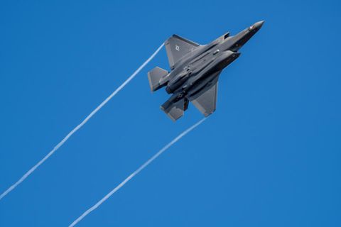 Ein US-Kampfflugzeug vom Typ F-35 fliegt über der Eifel bei Spangdahlem