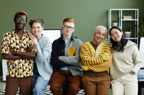 Eine Gruppe von jungen Erwachsenen steht nebeneinander