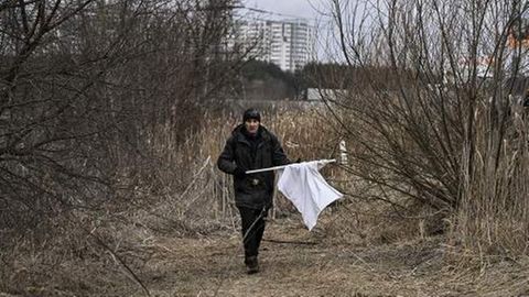Ein Mann mit weißer Flagge in Irpin, Ukraine