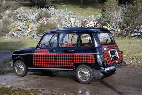 Ein altes Renault-Modell in schwarz-roter Lackierung in Seitenansicht