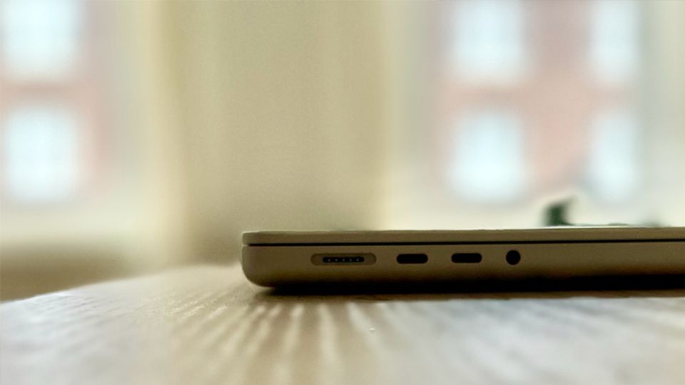 Wie schon beim Vorgänger setzt Apple auf den eigenen Ladestecker Magsafe. Allerdings kann man das Macbook Pro auch über die USB-C-Buchsen laden