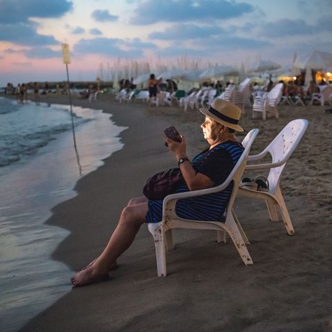 Die Sonne geht in Tel Aviv früh unter. Nach einem feuchtheißen Tag ist jetzt der beste Moment, um sich am Strand abzukühlen und sich auszuruhen.
