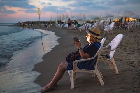 Die Sonne geht in Tel Aviv früh unter. Nach einem feuchtheißen Tag ist jetzt der beste Moment, um sich am Strand abzukühlen und sich auszuruhen.