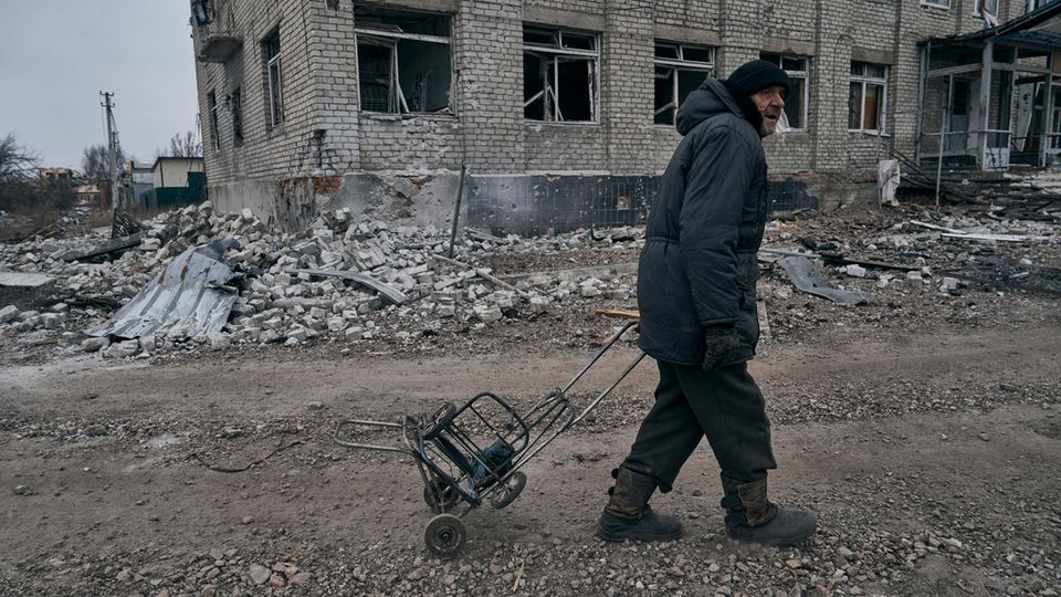 Ein Mann geht durch die völlig zerstörten Straßen von Bachmut. Die Stadt ist seit Monaten russischen Angriffen ausgesetzt.