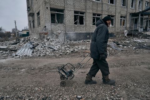Ein Mann geht durch die völlig zerstörten Straßen von Bachmut. Die Stadt ist seit Monaten russischen Angriffen ausgesetzt.