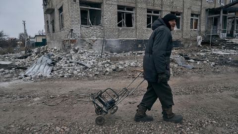 Ein Mann geht durch die völlig zerstörten Straßen von Bachmut. Die Stadt ist seit Monaten russischen Angriffen ausgesetzt.