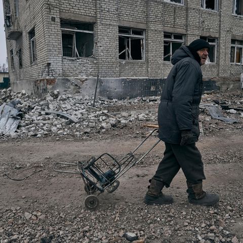Ein Mann geht durch die völlig zerstörten Straßen von Bachmut. Die Stadt ist seit Monaten russischen Angriffen ausgesetzt.