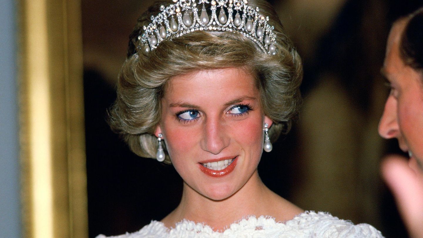 Leute von heute: Auktion in New York: Bietergefecht um legendäres Kleid von Prinzessin Diana
