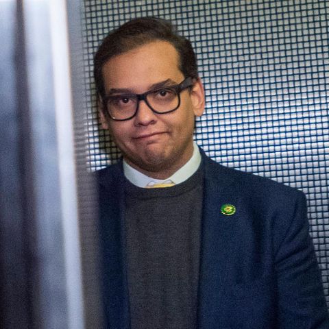 George Santos steht in einem Fahrstuhl