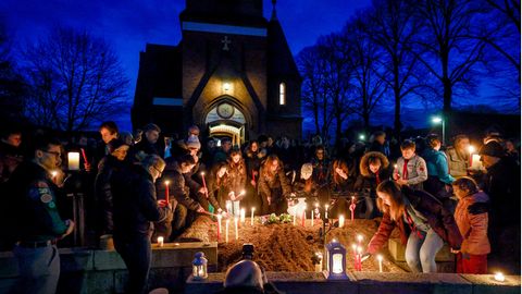 In einem Gottesdienst nehmen die Einwohner Brokstedts am Freitag Abschied von den beiden Opfern des Messerangriffs.