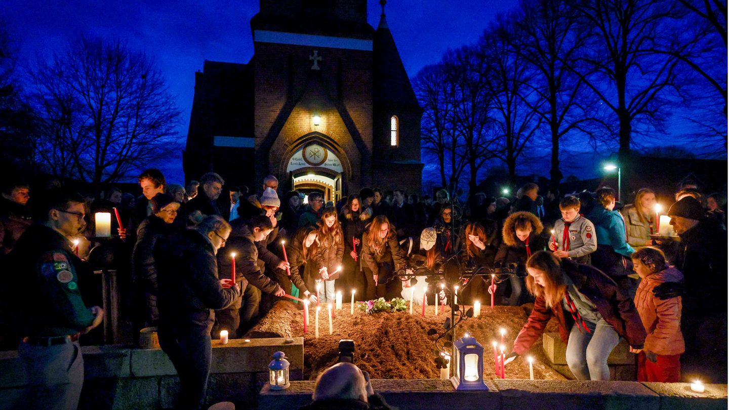 In einem Gottesdienst nehmen die Einwohner Brokstedts am Freitag Abschied von den beiden Opfern des Messerangriffs.