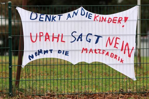 Im Dorf Upahl südlich von Grevesmühlen soll ein Containerdorf für 400 Migranten entstehen. Bewohner protestieren unter anderem mit Transparenten wie diesem dagegen