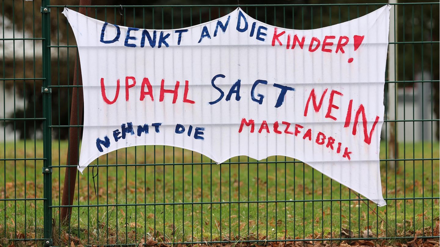 Im Dorf Upahl südlich von Grevesmühlen soll ein Containerdorf für 400 Migranten entstehen. Bewohner protestieren unter anderem mit Transparenten wie diesem dagegen