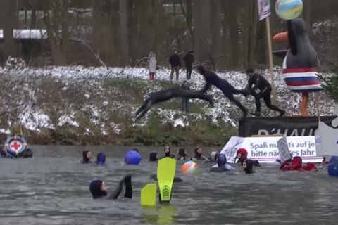 Video: Winterfreude in Bayern: Sprung in die Donau