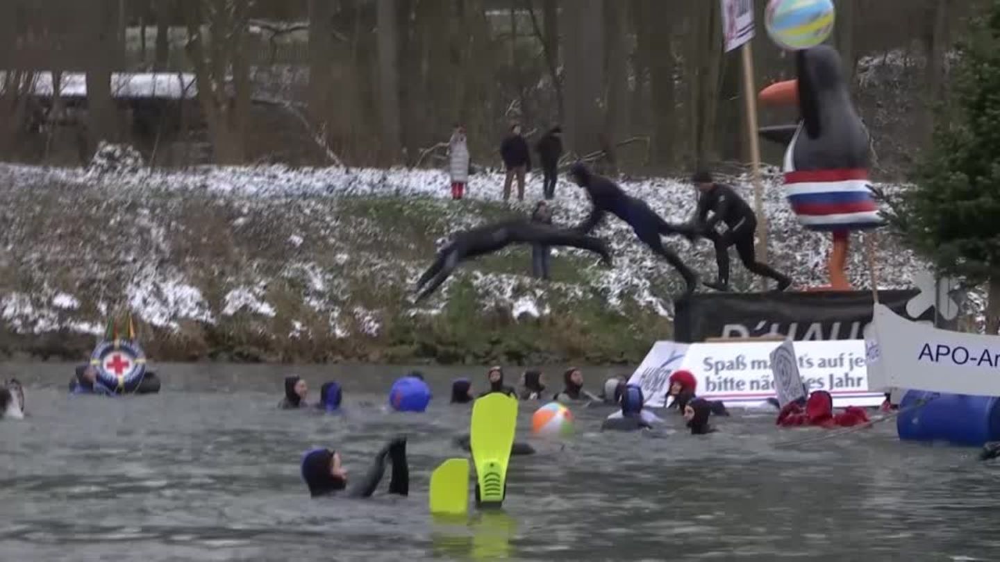 Video: Winterfreude in Bayern: Sprung in die Donau