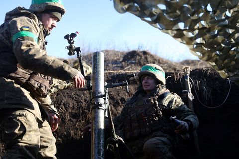 Ukraine: Ukrainische Soldaten bedienen einen Mörser in der Nähe von Bachmut
