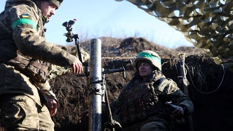 Ukraine: Ukrainische Soldaten bedienen einen Mörser in der Nähe von Bachmut