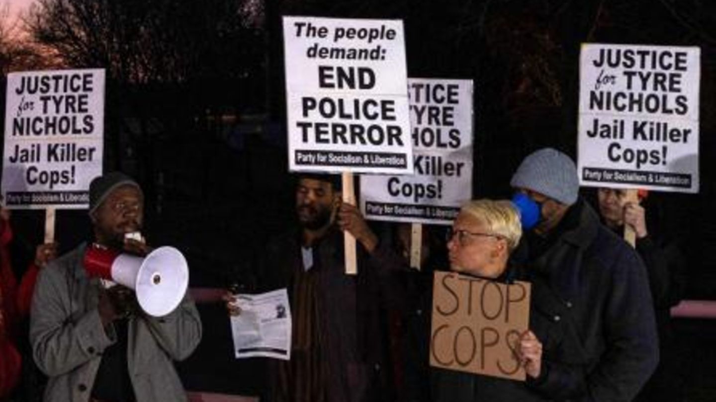 Menschen protestieren in Memphis gegen Polizeigewalt nach dem Tod von Tyre Nichols