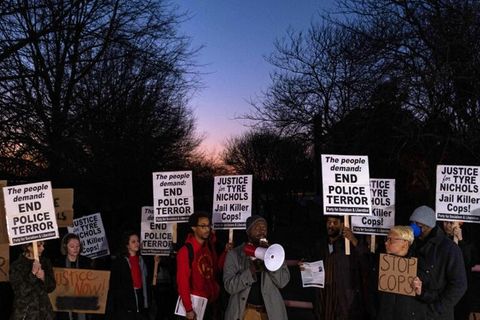 Menschen protestieren in Memphis gegen Polizeigewalt nach dem Tod von Tyre Nichols